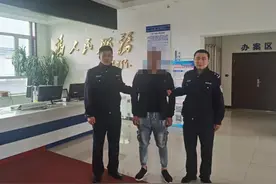 这对夫妻把路边的小牛犊“塞进”后备箱…图片