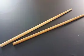 厕所马桶堵了不用花钱疏通，教你用双筷子轻松搞定，方法太棒了视频封面