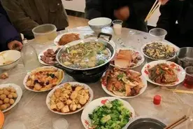 俺开饭店，弟媳天天打包剩菜喂狗，她落下手机，俺送去后开门愣了图片