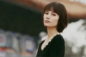 穿过膝裙你真的选对上衣了吗？气质女人这样穿，时髦还优雅图片