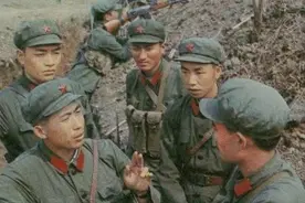 彝族排长投弹百枚，炸得越军狼狈溃逃，提为副连长，转业当公安图片