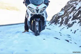 莫怕！摩旅途中冰雪路面这样驾驶更安全图片