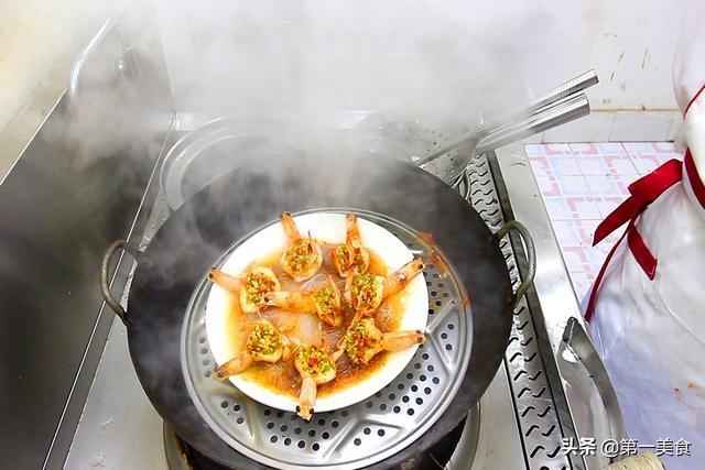 厨师长教你做酒楼大菜：蒜蓉粉丝开边虾，鲜香味美、待客倍有面
