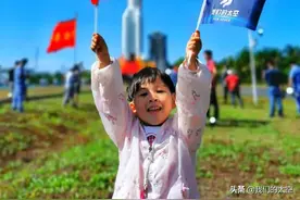 为“胖五”欢呼的小女孩儿，找到了！图片