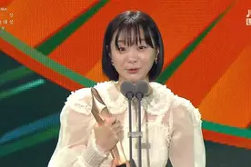 韩国电影颁奖礼明星红毯失算，被灯光布景毁了，生图现身充满槽点图片