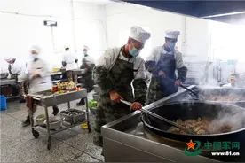 精益求精做佳肴，他们从“舌尖上”催生官兵战斗力图片