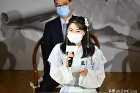 郭晶晶中华活动发言，穿丫鬟汉服戴珠花脱颖而出，真给霍启刚长脸图片