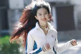 刘亦菲运动装旧照曝光，甩头发奔跑笑起来青春阳光图片