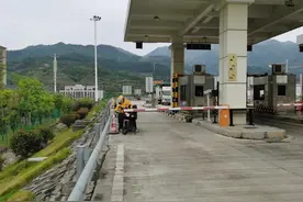 外卖送到了高速上？骑手：我跟着导航走的图片