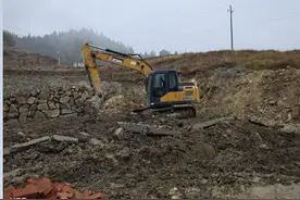 违建整治进行时｜平江石牛寨：违章抢建一处 立拆绝不姑息图片