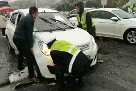 今早“大力士”襄阳街头徒手抬车图片