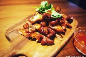 吃腻了炒肥肠，只需几步教你在家做外壳酥脆，肥而不腻的脆皮肥肠图片