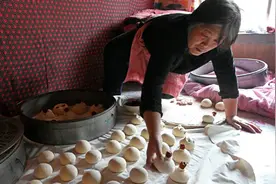 农村大嫂为过年蒸200大馍，用了50斤面，一半送给城里的兄弟图片