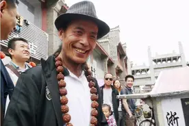 谢建光：号称“天下第一疯子”，徒步游走35万公里，59岁因病去世图片