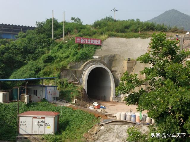 区井口镇靠歌乐山一侧,铁路穿过这下边有打虎峡隧道和新打虎峡隧道,两
