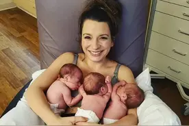 三胞胎妈妈晒出喂三个娃需要的母乳量，铺满一地惊呆网友图片