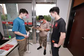 南通：双胞胎兄弟齐上阵，共同服务社区疫情防控图片