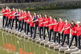 中国女排最新合照！朱婷头戴草帽，丁霞嘟嘴卖萌，郎平喜笑颜开图片