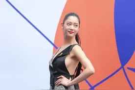 克拉拉虽然正面穿得挺保守，但侧身的立体感，挺让人心动的图片