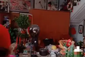 大衣嫂穿白色羽绒服从楼梯上走下来，网友：家里装修真好图片
