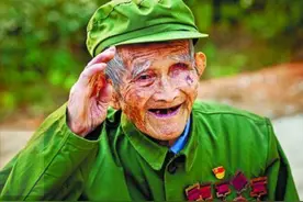 一等功臣隐居64年，做手术儿子去报销，老人怒斥：家里出不起钱？图片