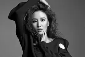 张萌一家三口罕露面，与富豪丈夫当街相拥，女儿当电灯泡委屈极了图片