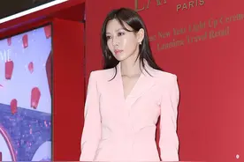 想不到《顶楼》中的千老师，现实中也如此飒爽，尽显蛇蝎美人气质图片