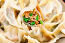 煮冻饺子时，有人用冷水有人用热水！教你正确做法，不破皮不露馅图片