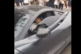 郭麒麟终于高调，开350万豪车出行，穿两万多风衣，网友一边倒？图片