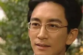 年近半百二婚还娶小娇妻，婚后7年败光数亿家产，今落魄住危楼图片