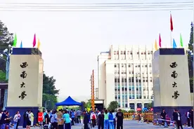 卫星航拍：重庆荣昌区唯一的大学，出门就是荣昌火车站图片