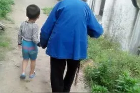 故事：重阳节女人给母亲上坟，坟前看到一条狗，不由得傻了眼图片