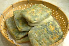 老妈最拿手的韭菜饼，口感鲜美不出水，不用发面也柔软，薄皮大馅图片