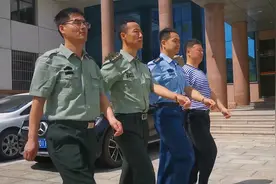 从军装到法袍 | 退伍不褪色图片