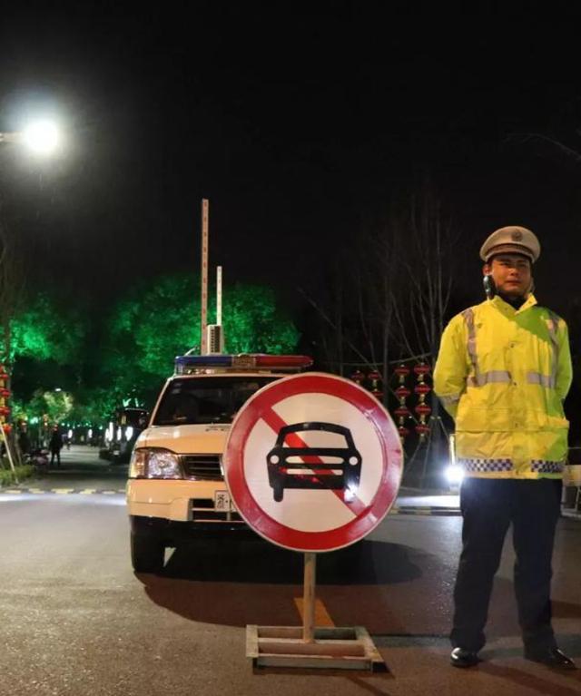 停车时被恶意锁了轮胎不用愁，用这个方法，二十分钟左右就能开走