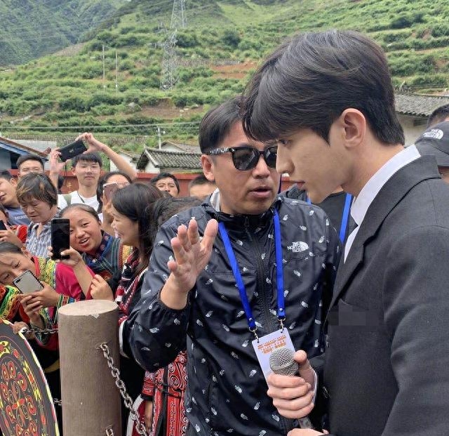 蔡徐坤农村参加公益活动,央视全程跟拍记录,素颜的五官太精致了