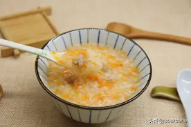 我家宝宝二岁多，隔三差五就吃蔬菜肉末粥，身高一米，聪明又可爱图片
