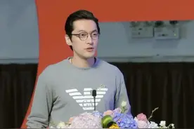 胡歌出席上戏开学典礼，一身休闲帅晕众校友图片