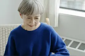 这位60+的日本奶奶火了！穿搭简约不复杂，随性舒心又好显气质图片