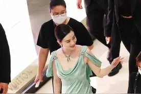40岁宋佳气质真好，穿“贵妇裙”性感不失优雅，珠光宝气太高级图片