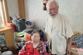 洛阳：九旬大爷照顾瘫痪妻子超4年，擦洗排泄物称“闻不到臭味”图片