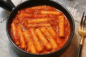 韩式辣炒年糕：无肉不欢，加了五花肉，味道别有一番滋味，好歹！图片