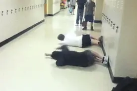 搞笑GIF：原来游泳里面的转身是这么练的，长见识了图片
