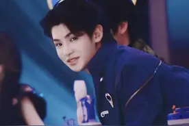 黄明昊踩空摔下舞台，头朝下挂在台上，迅速安慰粉丝杜华太暖心图片