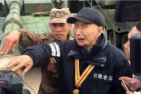 老兵隐居农村，因一块日军大印身份暴露，部队开出6台坦克致敬图片