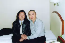61岁“唐僧”徐少华近照，年轻帅气和老婆像“母子”，委屈他了图片