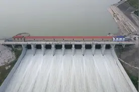 邯郸磁县：岳城水库开启溢洪道泄洪 下泄总量不变图片
