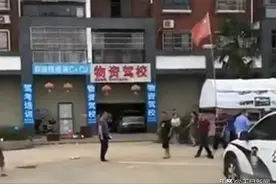 湖北一女司机开车撞死教练？目击者：事发时教练正躺着睡觉图片