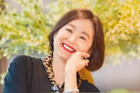 林青霞半年狂瘦22斤，穿短衫又宽又大，丝巾点缀好优雅图片