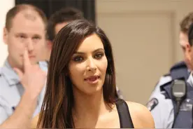 十年前金·卡戴珊在澳大利亚，三十二岁的她身材适中图片